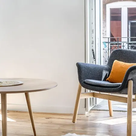 Minimalist Downtown With Balcony